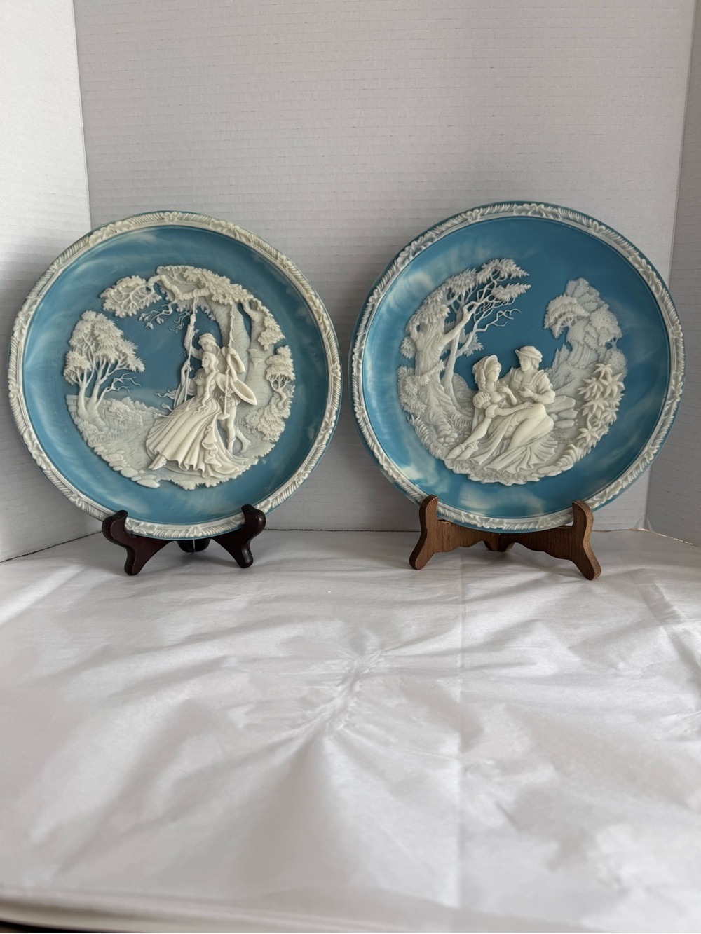 VTG Pair Incolay Studios Blue w/Cameo Plates "The Love Sonnets Of Shakespeare"